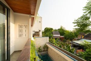 会安May Boutique Villa Hội An的从带游泳池的房屋阳台欣赏风景