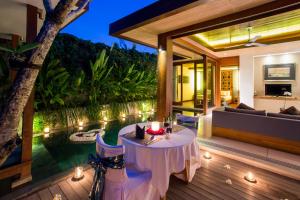 塞米亚克Maca Villas & Spa Bali的一个带桌子和沙发的庭院