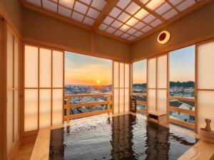 奈良新若狭酒店的带游泳池的客房,享有城市美景