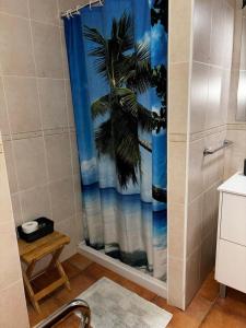 San Antonioapartamento hans的浴室设有棕榈树和浴帘