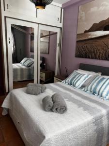 San Antonioapartamento hans的一间卧室,床上放着两只动物