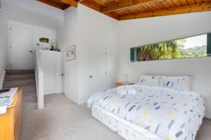 OstendPalm Beach Tranquil B&B的白色的卧室设有床和窗户