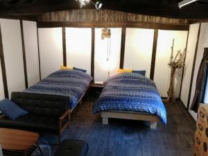 长野sato no mori KURA - Vacation STAY 20504v的带沙发的客房内的两张床