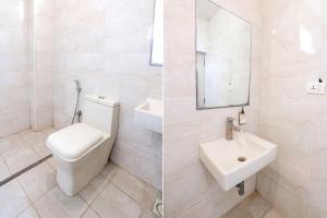 海得拉巴FabHotel Arastu的白色的浴室设有卫生间和水槽。
