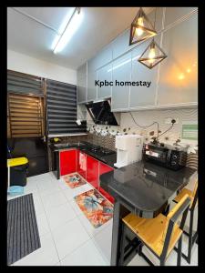 Kpbc Homestay 3bilik的厨房或小厨房