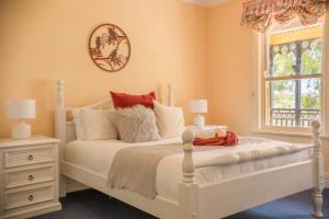 克莱尔Clare Valley Millon Estate的卧室配有白色的床和窗户。
