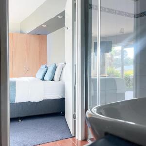 坎贝尔港波浪豪华套房酒店的一间带床、浴缸和水槽的浴室