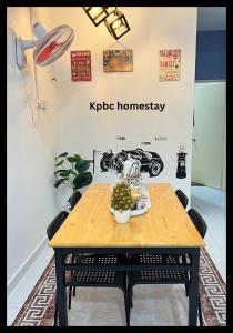 日得拉Kpbc Homestay 3bilik的一张桌子,房间有一个Kipfue同化学标志