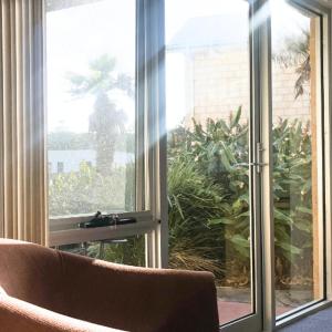坎贝尔港波浪豪华套房酒店的带沙发和大窗户的客厅
