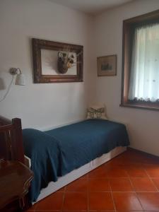 杜伊诺CASA VACANZE CERNIZZA的卧室配有一张床,墙上设有镜子