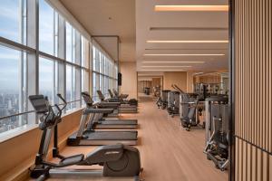 长沙长沙柏悦酒店的健身房,配有一排跑步机和机器