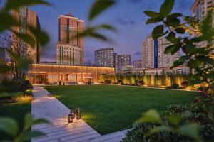 长沙长沙柏悦酒店的城市前有草坪的建筑物的 ⁇ 染
