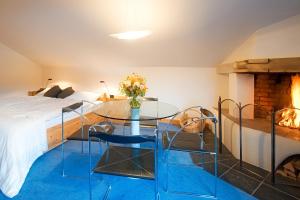 席尔瓦普拉纳阿尔巴纳斯尔瓦普拉那酒店的一间卧室配有一张床和一张花卉玻璃桌