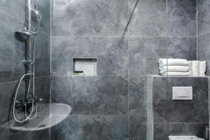 戈斯蒂瓦尔吉利绿色中心酒店的带淋浴、盥洗盆和卫生间的浴室