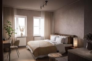 桑德维肯Högbo Brukshotell & Spa的一间卧室配有一张床、一张书桌和一个窗户。