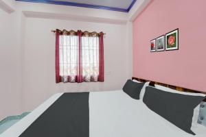 BihtaOYO Flagship R K Marriage Hall and Guest House的一间卧室设有一张大床和一个窗户。
