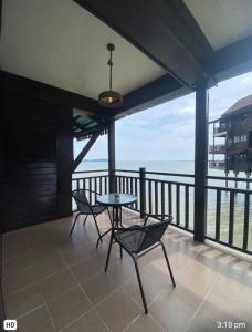 珍南海滩The Green Lagoon的阳台的天井配有2把椅子和1张桌子