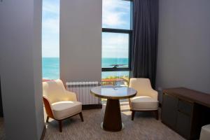 巴库Port Marine Hotel的配有桌椅的海景客房