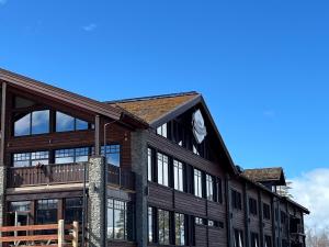 斯托滕Mountain Lodge的一座大型木制建筑,上面设有阳台