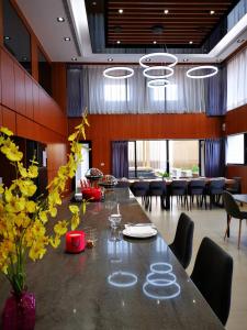 金湖镇金金禮寓Solis hotel的一间带大桌子和椅子的用餐室