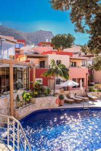 赫索尼索斯Esperides Resort Crete, The Authentic Experience的大楼前的游泳池