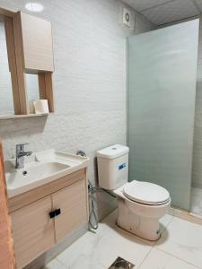 瓦迪拉姆Siwar Luxury Camp的一间带卫生间和水槽的浴室