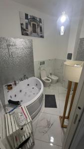 克雷莫纳Luxury home stanza in appartamento condiviso的带浴缸、盥洗盆和卫生间的浴室