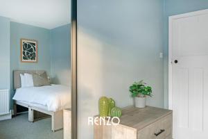 比斯顿Immaculate 3-Bed Home in Nottingham by Renzo, Perfect for Contractors, Free Parking!的一间卧室配有一张床和镜子