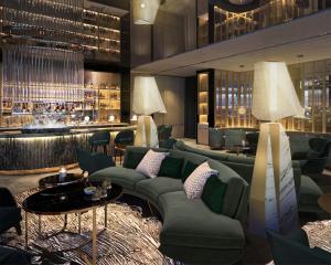 长沙长沙柏悦酒店的酒店大堂设有绿色沙发和酒吧