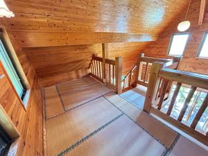 渡嘉敷村渡嘉敷山林小屋的小屋享有高空的景致,设有木墙和天花板。