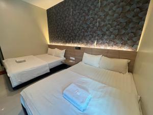 关丹格邦工业园经济型酒店的酒店客房带两张床和一面墙