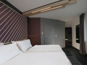 柏林B&B Hotel Berlin City-West的卧室配有2张白色的床