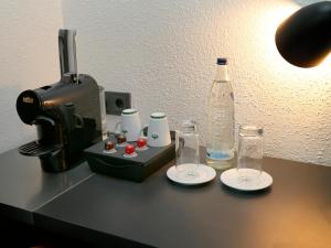 柏林B&B Hotel Berlin City-West的桌子上装有一瓶水和眼镜