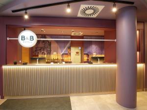 柏林B&B Hotel Berlin City-West的前面的商店,前面有酒吧