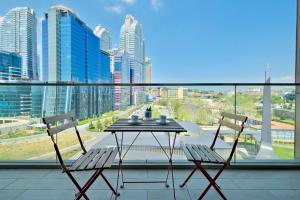 伊斯坦布尔AS Maslak by NewInn的市景阳台配有桌椅
