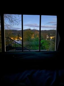 霍克斯黑德女王头旅店及餐馆的客房设有一个窗户,享有窗外美景。