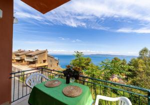 圣托斯特凡诺港Casa del Sole的一个带桌椅的海景阳台