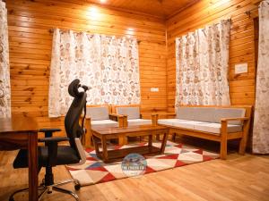 古尔马尔格The Frozenfall Resort的木墙和桌椅的房间