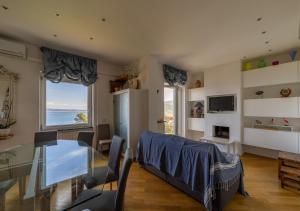 圣托斯特凡诺港Casa del Sole的客厅设有餐桌和大窗户