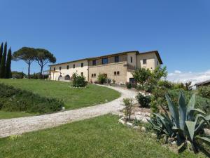 Castello delle FormeSCAPPO IN UMBRIA, Casale的山丘上有碎石路的房子