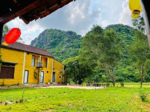峰牙Huy-Mountainside Homestay的山地中的黄色房子