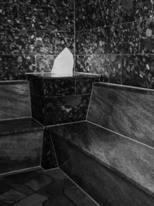 Sankt Lorenzen im LesachtalAlmwellness-Resort Tuffbad的瓷砖浴室的黑白照片