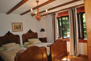 LohrLe Saint moulin de La Petite Pierre的一间带两张床的卧室,位于带窗户的房间内