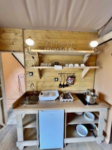 莱科Glamping Camping Rivabella的一个带柜台和水槽的厨房