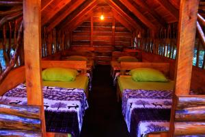 Nawgala Eco Cottage的小木屋内带两张床的房间