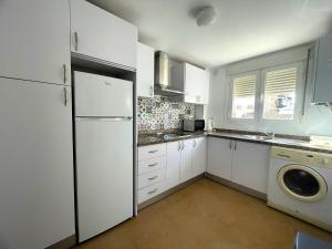 隆达隆达中心恩艾尔公寓的白色的厨房配有冰箱和洗碗机。