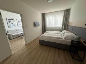 莫斯特卡皮多酒店的一间卧室设有一张床和一间客厅。