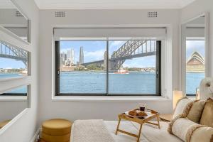 悉尼Kirribilli Kanangra的客厅设有大窗户,享有桥梁美景
