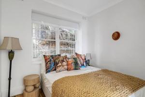 悉尼Kirribilli Kanangra的白色的卧室设有床和窗户