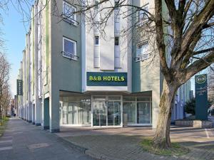 波恩B&B Hotel Bonn-City的建筑的一侧有bba酒店标志